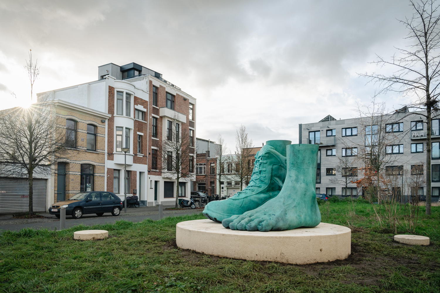 Guy Woueté, De pied à pied   (2024) © Guy Woueté – Collectie Kunst in de Stad - Foto: Tom Cornille