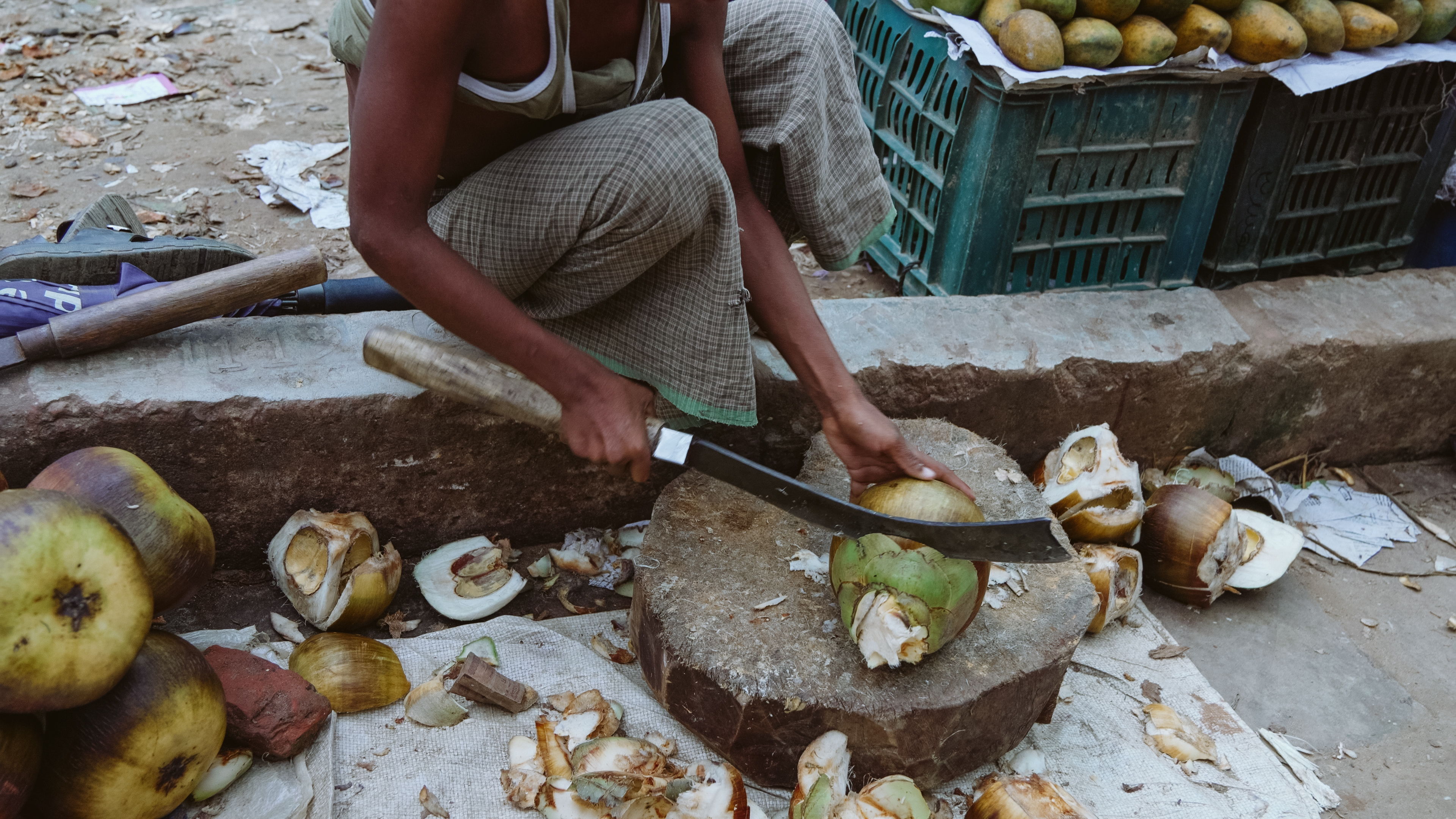 Joven preparando cocos para venderlos. Foto: Victor Caringal/MSF