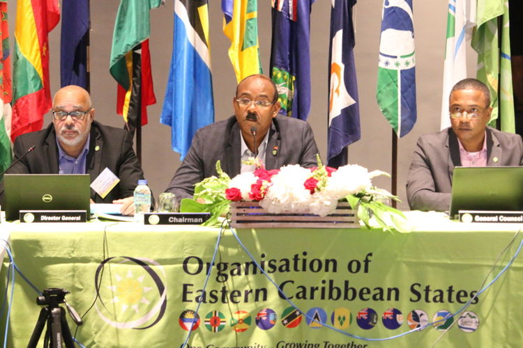 De droite à gauche : Dr. Didacus JULES, Directeur Général de l'OECO, Gaston BROWNE, Premier ministre d'Antigua et Barbuda et Dwight LAY, Conseiller général de l'OECO.
