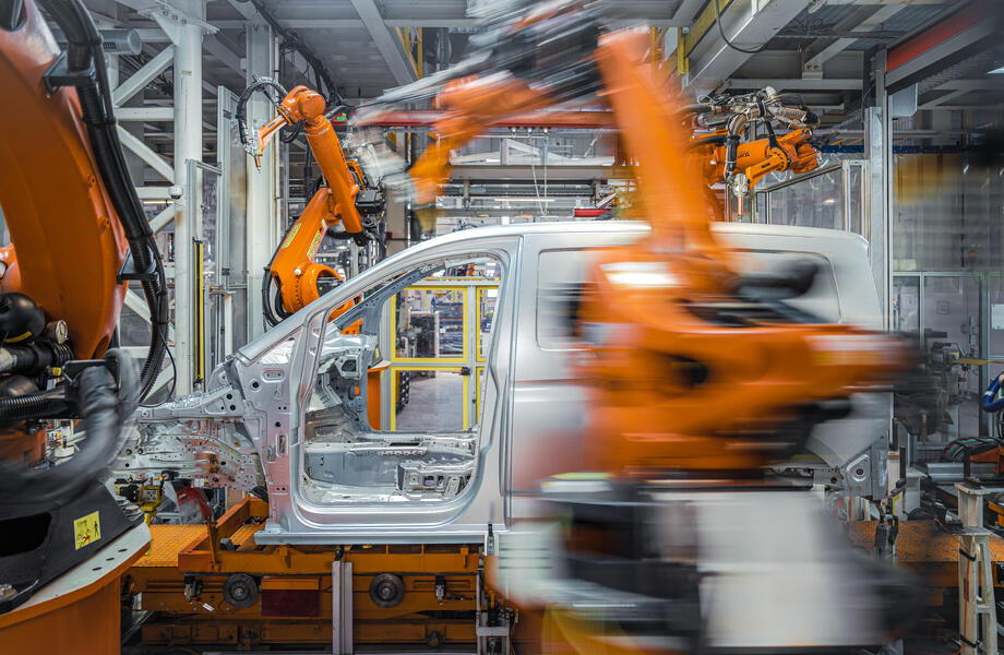 Tecnología moderna en la producción Para la producción de la quinta generación del Caddy se implementaron importantes medidas de modernización en la planta de Poznań. Tecnología moderna en la producción Para la producción de la quinta generación del Caddy se implementaron importantes medidas de modernización en la planta de Poznań.