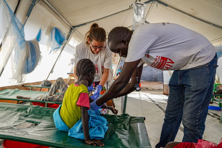 MSF staff taking care of a patient in the Cholera Treatment Centre in Assosa, Malakal, to respond to the increasing needs of cholera patients in Malakal. . Location: Malakal / Date: 26/11/2024 / Photographer: Paula Casado Aguirregabiria. MSF staff taking care of a patient in the Cholera Treatment Centre in Assosa, Malakal, to respond to the increasing needs of cholera patients in Malakal. . Location: Malakal / Date: 26/11/2024 / Photographer: Paula Casado Aguirregabiria.