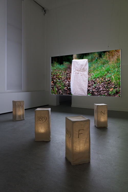 Yufei Gao, Een grens is geen begrenzing, 2024-25. Ontwikkeld met de steun van Designers in Residence Kortrijk 2024. Installatiefoto van de tentoonstelling All the Small Things, Z33, Hasselt, 2025. Foto: Selma Gurbuz. Yufei Gao, Een grens is geen begrenzing, 2024-25. Ontwikkeld met de steun van Designers in Residence Kortrijk 2024. Installatiefoto van de tentoonstelling All the Small Things, Z33, Hasselt, 2025. Foto: Selma Gurbuz.
