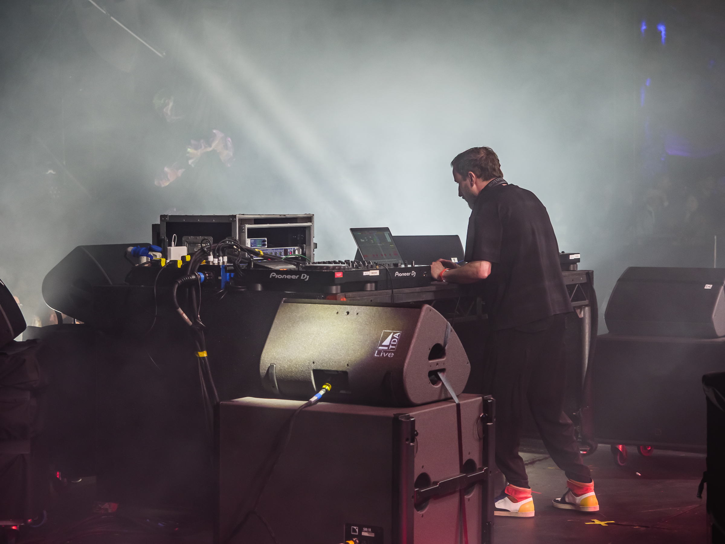 LA_L-Acoustics_DJ_03_credit_Maria_Zhytnikova/Red Flame Creations – L-Acoustics DJ unlocks new creative possibilities for DJs, venues and audiences