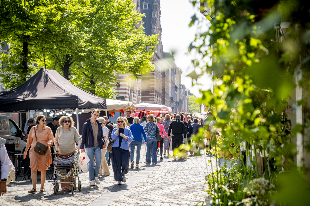 Fonskesmèt zet Leuvense vrijdagmarkt in regenboogthema