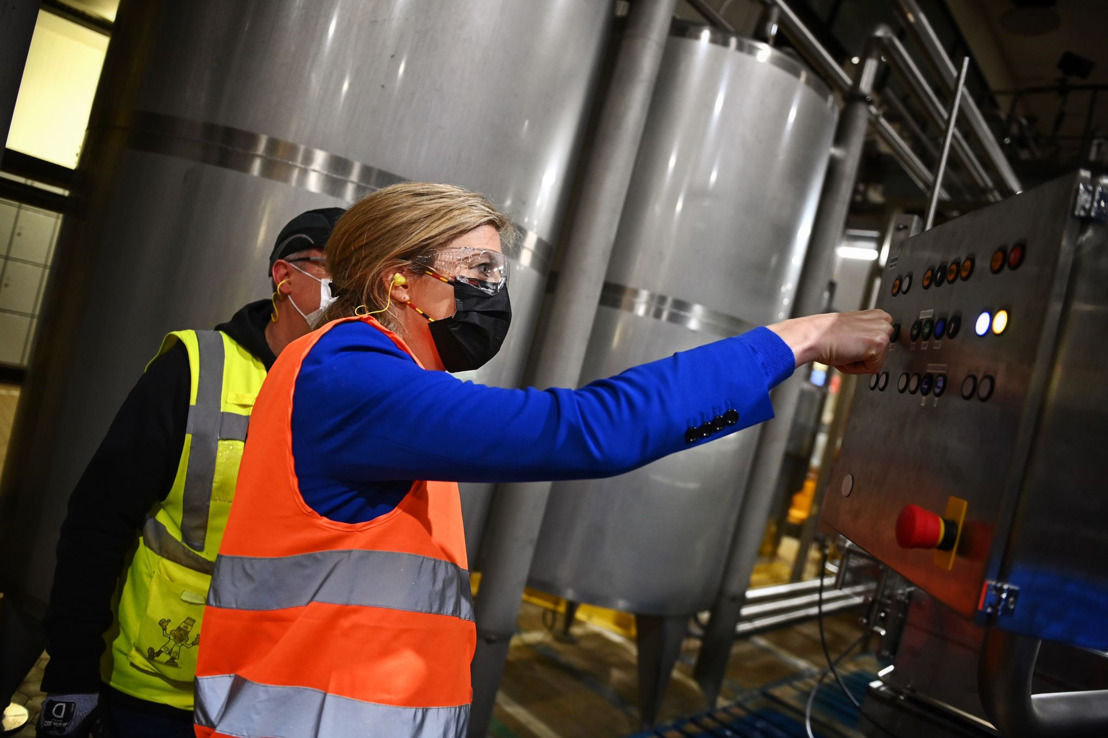 Minister Verlinden geeft startschot voor de vernieuwde herbruikbare flessenlijn ter ondersteuning van opmars 0,0% bieren in de Stella Artois brouwerij