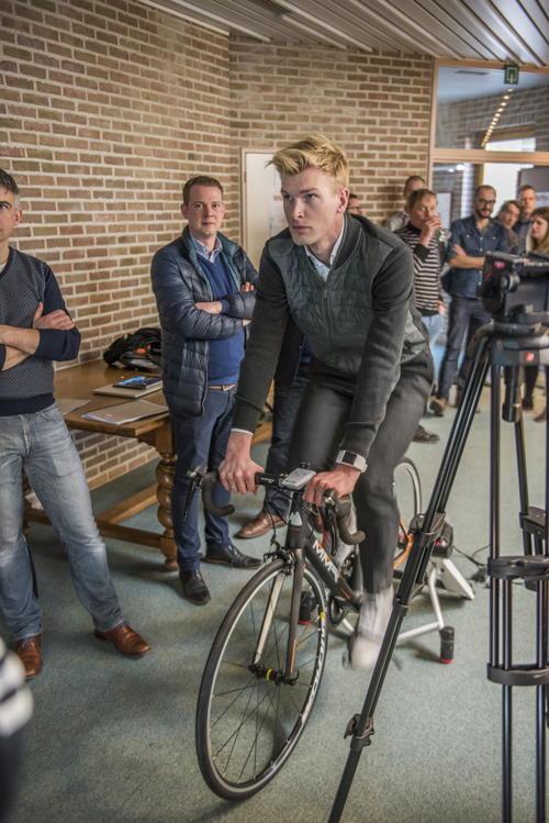 Ruben Van Gucht rijdt alvast warm op één van de hellingen van de Ronde
