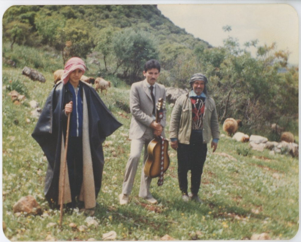 Noor met gitaar en vrienden tijdens het Koerdische nieuwjaar aan het begin van de lente.  De foto is genomen op de berg Çiyayê Hawar, in zijn geboortestreek in het noorden van Syrië in  1983. Collectie M. Noor Schaiko