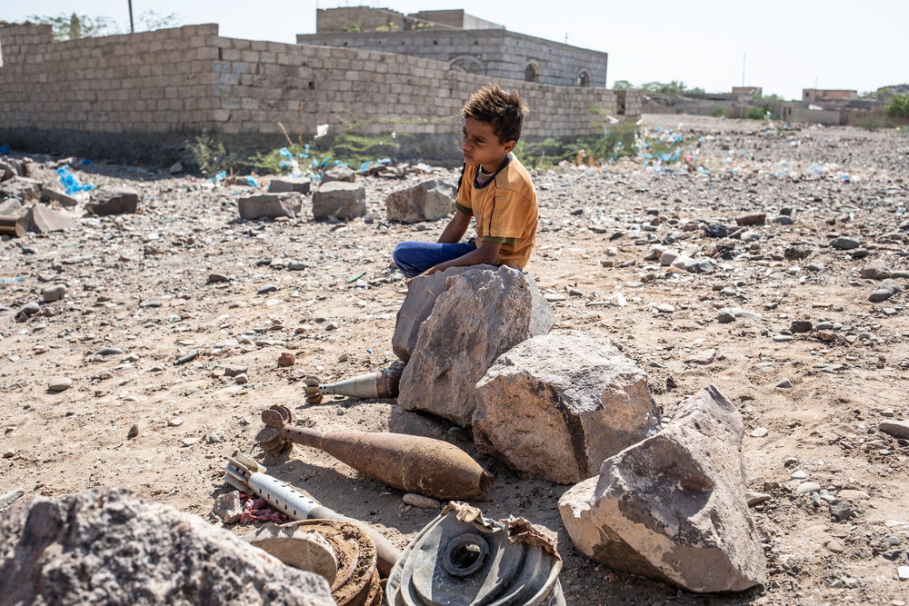 Un niño descansa junto a restos de explosivos en Mawza (Taiz). Agnes Varraine-Leca/MSF