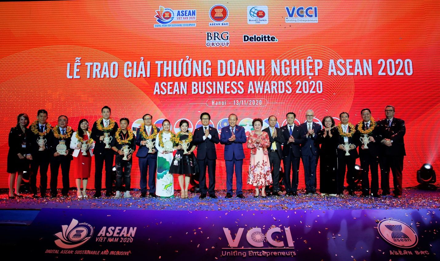 Representatives of enterprises and entrepreneurs taking a photo with Vietnam’s Permanent Deputy Prime Minister Truong Hoa Binh and leaders of the VCCI, the ASEAN BAC 2020, the ABA 2020 at the event.