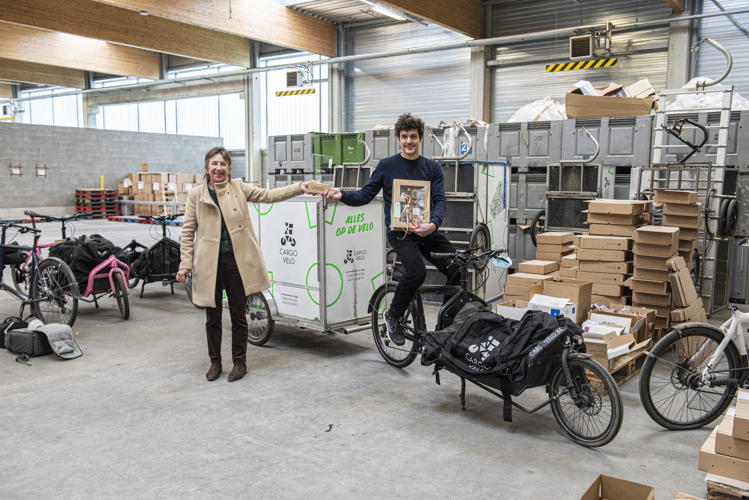Gedeputeerde Riet Gillis overhandigt de trofee aan Cargo Velo.