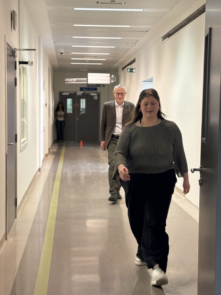 Le ministre et la patiente font le test de marche.