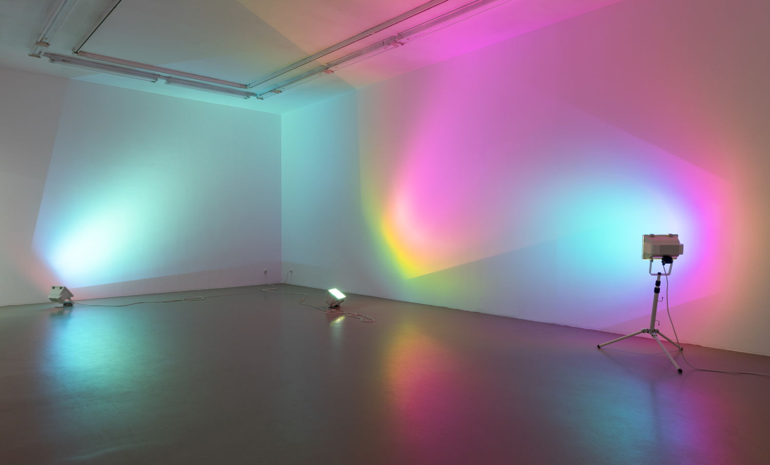 Ann Veronica Janssens,  Hot Pink Turquoise, 2006 Size L 2 x 700/1000 watt halogen lamp, dichroic colour filter, 1 tripod dimensions variable. Foto: Andrea Rossetti. Courtesy Esther Schipper, Berlin