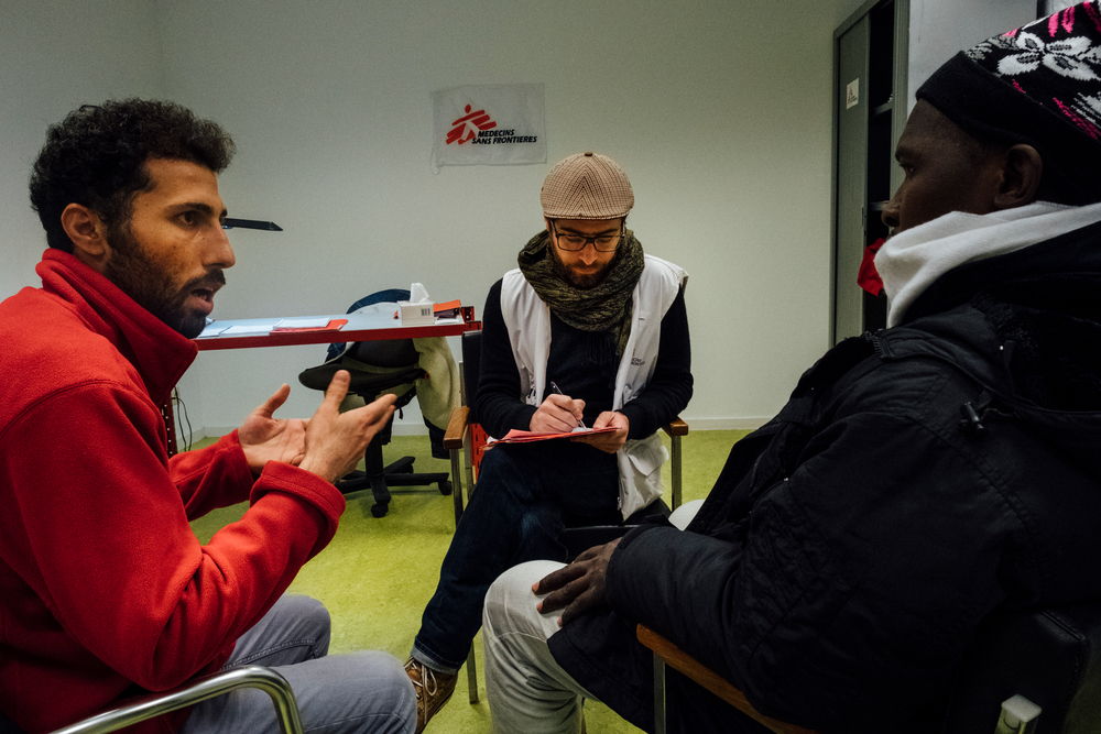 Lors des consultations en santé mentale, le psychologue MSF travaille main dans la main avec un médiateur culturel qui se charge des traductions du français vers l'arabe et inversement.  © Bruno de Cock/ MSF