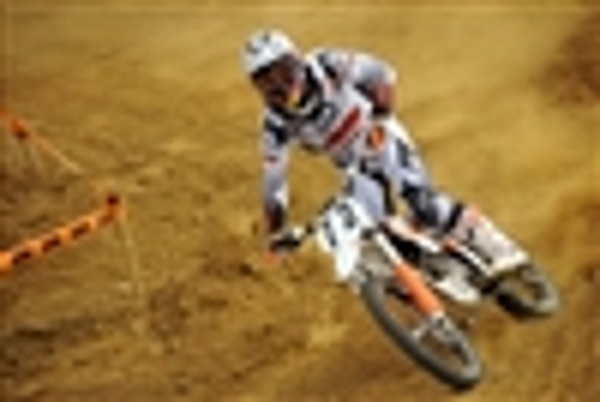 Stefan Everts leads the way at E-MX premiere race!