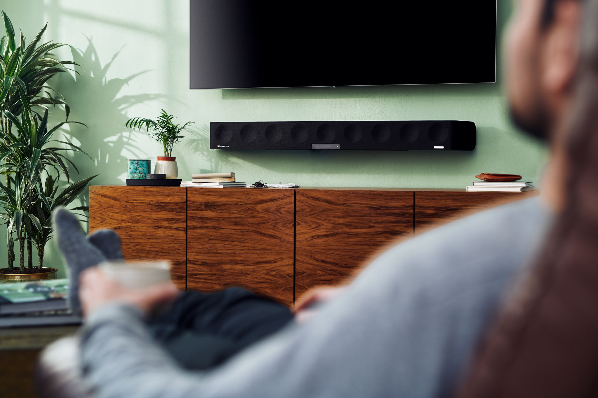 Die AMBEO Soundbar verwandelt den Musik- und Filmgenuss zu Hause in ein immersives 3D-Audioerlebnis.