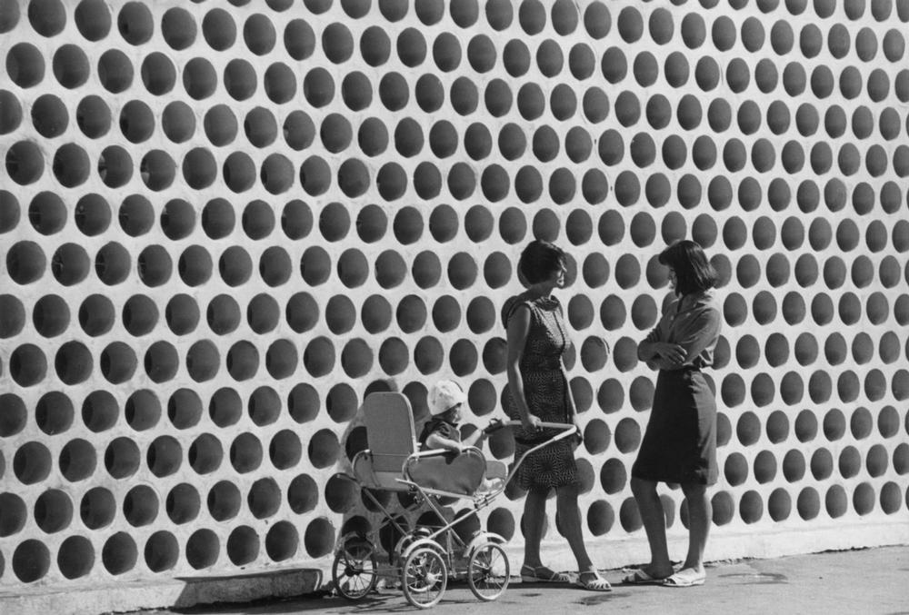 Two women in front of a wall with holes, Moscow. AKG4052044 © akg-images / ullstein bild - ullstein bild
