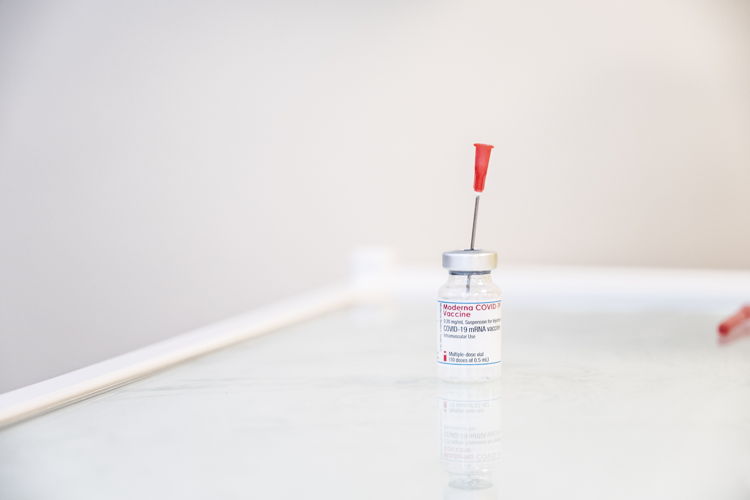 Een flacon van het Moderna-vaccin. (Foto: Maxime Minsen)