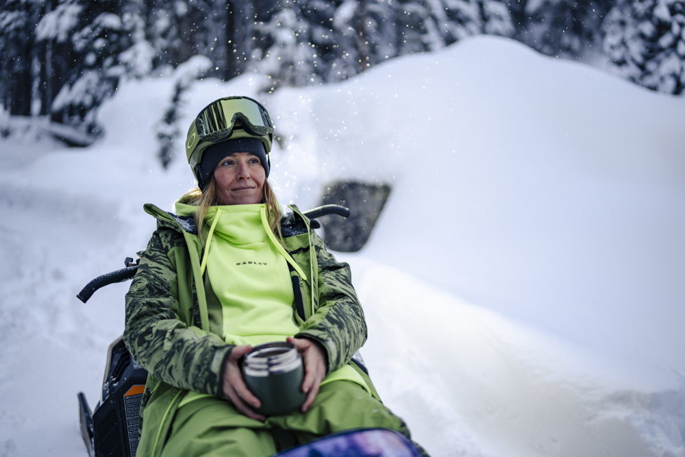 OAKLEY SNOW 2024 - JAMIE ANDERSON KEY LOOK (2)