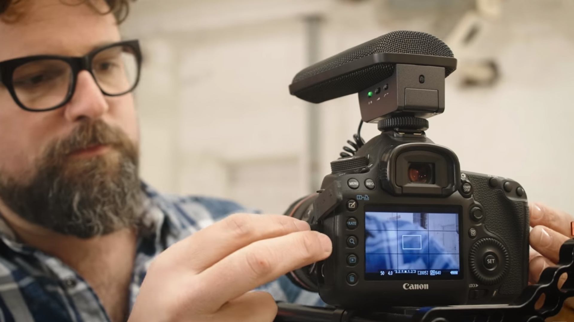 Geert individually introduces the MKE 400 mini-shotgun mic, the MKE 440 stereo microphone (pictured), and the MKE 600 shotgun microphone, and also compares their different qualities and use cases. Geert individually introduces the MKE 400 mini-shotgun mic, the MKE 440 stereo microphone (pictured), and the MKE 600 shotgun microphone, and also compares their different qualities and use cases.