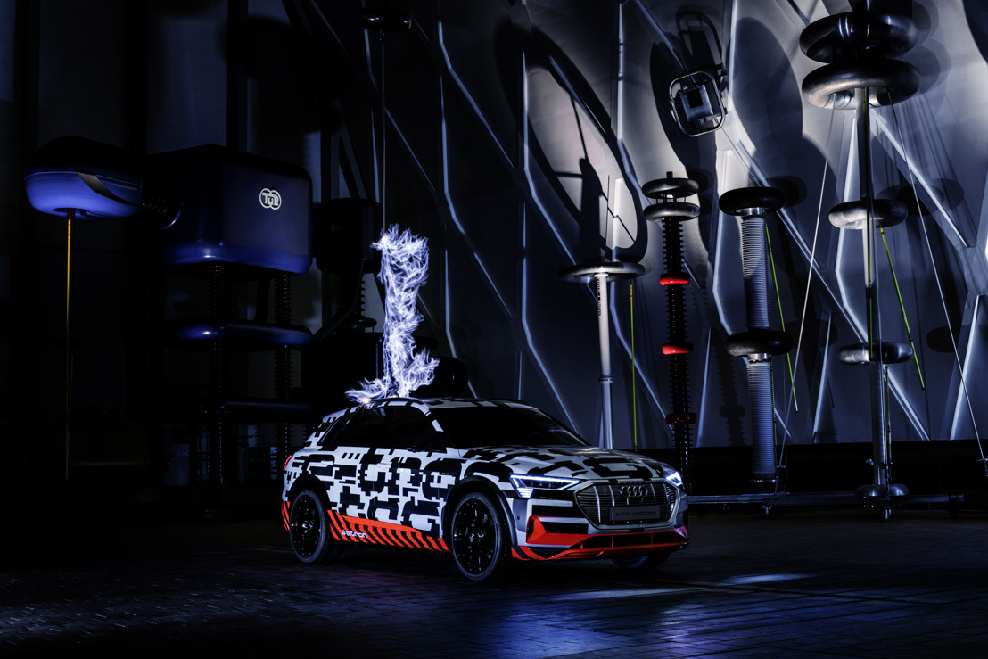 Ultra-haute tension : le prototype Audi e-tron dans une cage de Faraday
