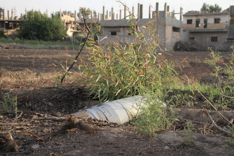 À Deir ez-Zor, les rues et les champs sont jonchés de restes explosifs de guerre (REG), notamment des mines terrestres, des munitions non explosées (UXO), des roquettes et des pièges. Copyright: Asmar Al-Bahir/MSF À Deir ez-Zor, les rues et les champs sont jonchés de restes explosifs de guerre (REG), notamment des mines terrestres, des munitions non explosées (UXO), des roquettes et des pièges. Copyright: Asmar Al-Bahir/MSF