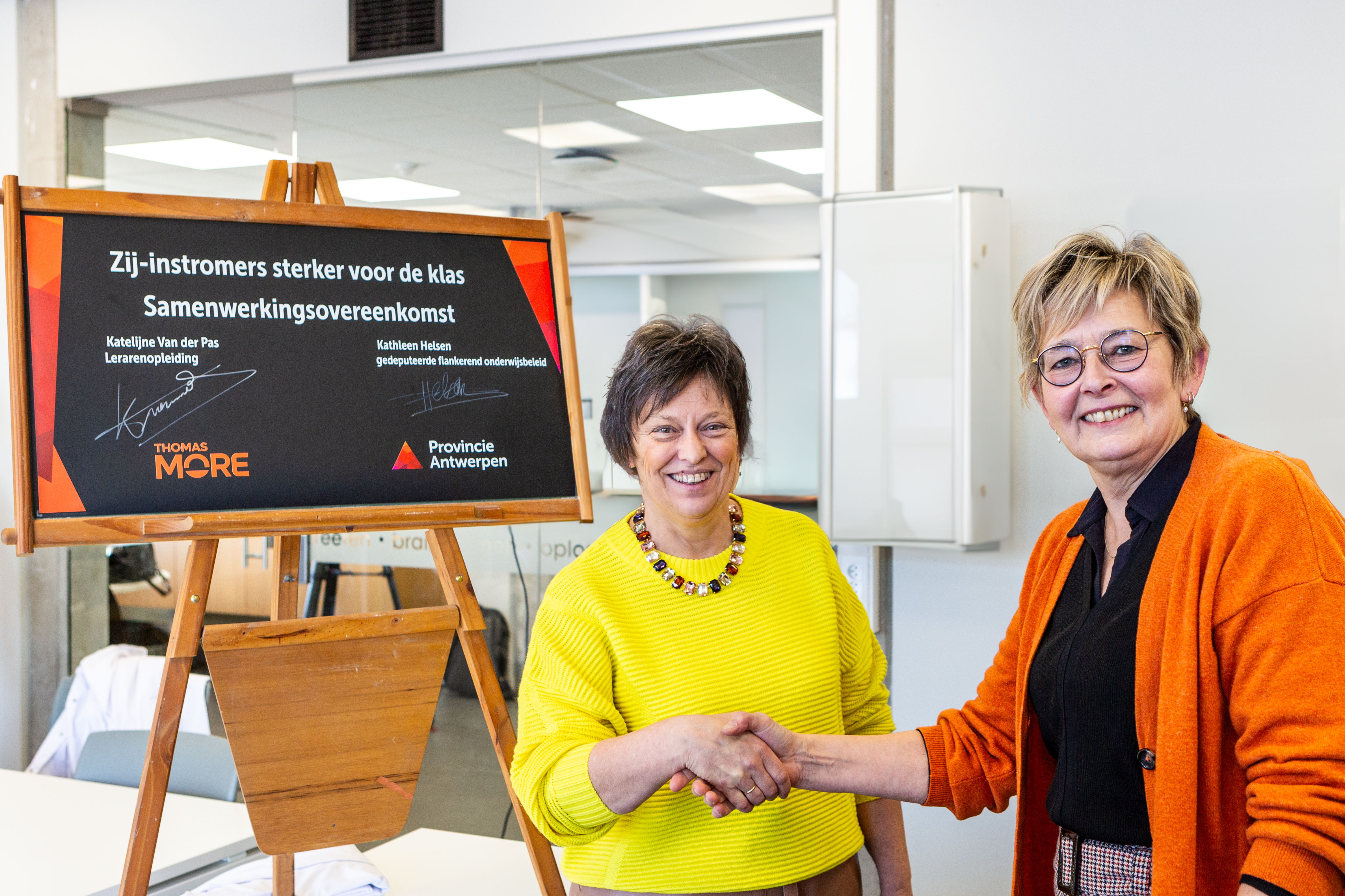 Kathleen Helsen, gedeputeerde flankerend onderwijs- en arbeidsmarktbeleid en Katelijne Van der Pas, unitmanager Lerarenopleidingen Thomas More-hogeschool ​ - ©Provincie Antwerpen, foto: Dieter Daniëls