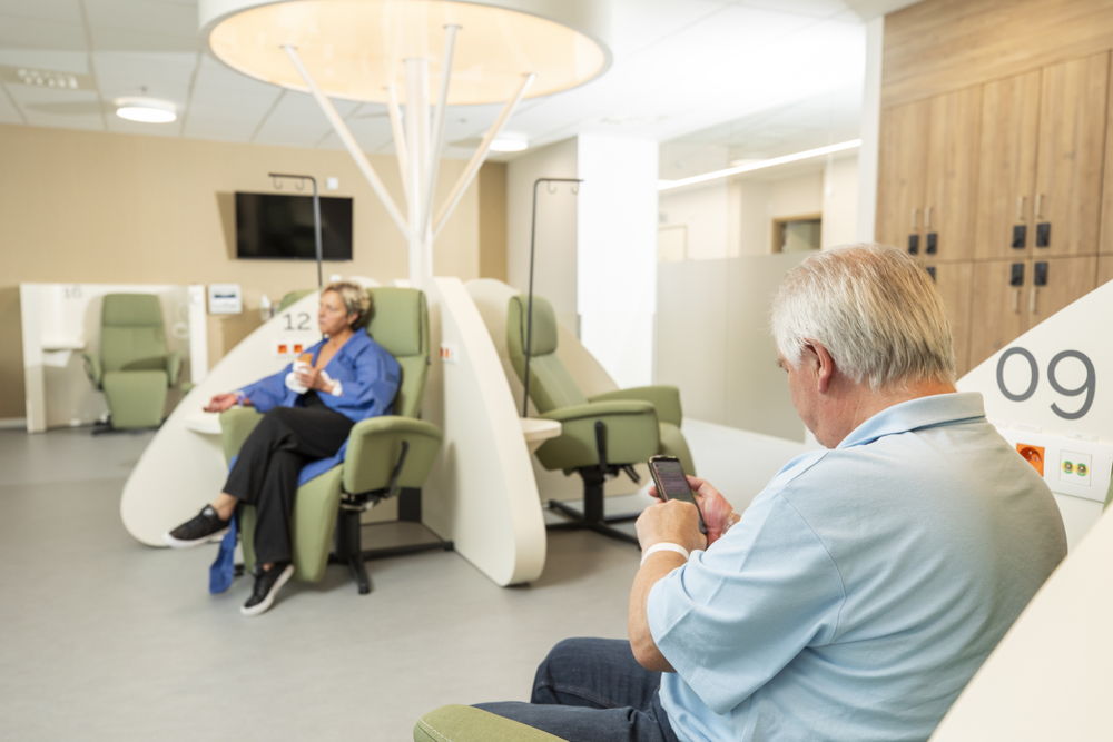 Patiënten wachten in een comfortabele zetel in de cardiolounge na hun onderzoek of ingreep. Er is gratis wifi. (Foto: ZAS)