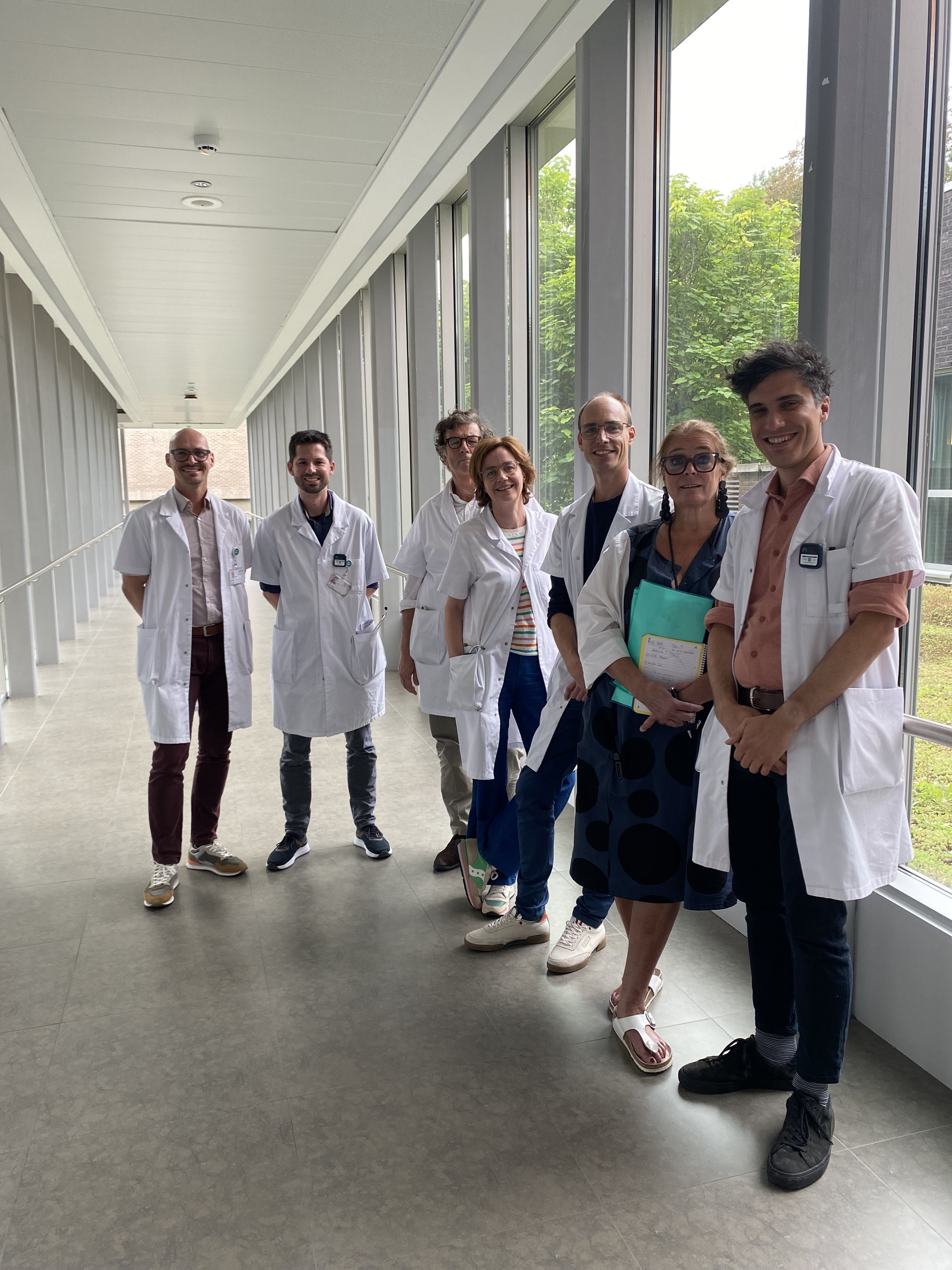 7 van de 39 artsen van Oncologisch Centrum Antwerpen bij Ziekenhuis aan de Stroom. Van links naar rechts: ​ dr. Wesley Teurfs, dr. Thomas van Cann, dr. Luc Dirix, dr. Annemie Rutten, dr. Kevin Punie, dr. Annemie Prové en dr. Tom Van den Mooter. (Foto: ZAS)