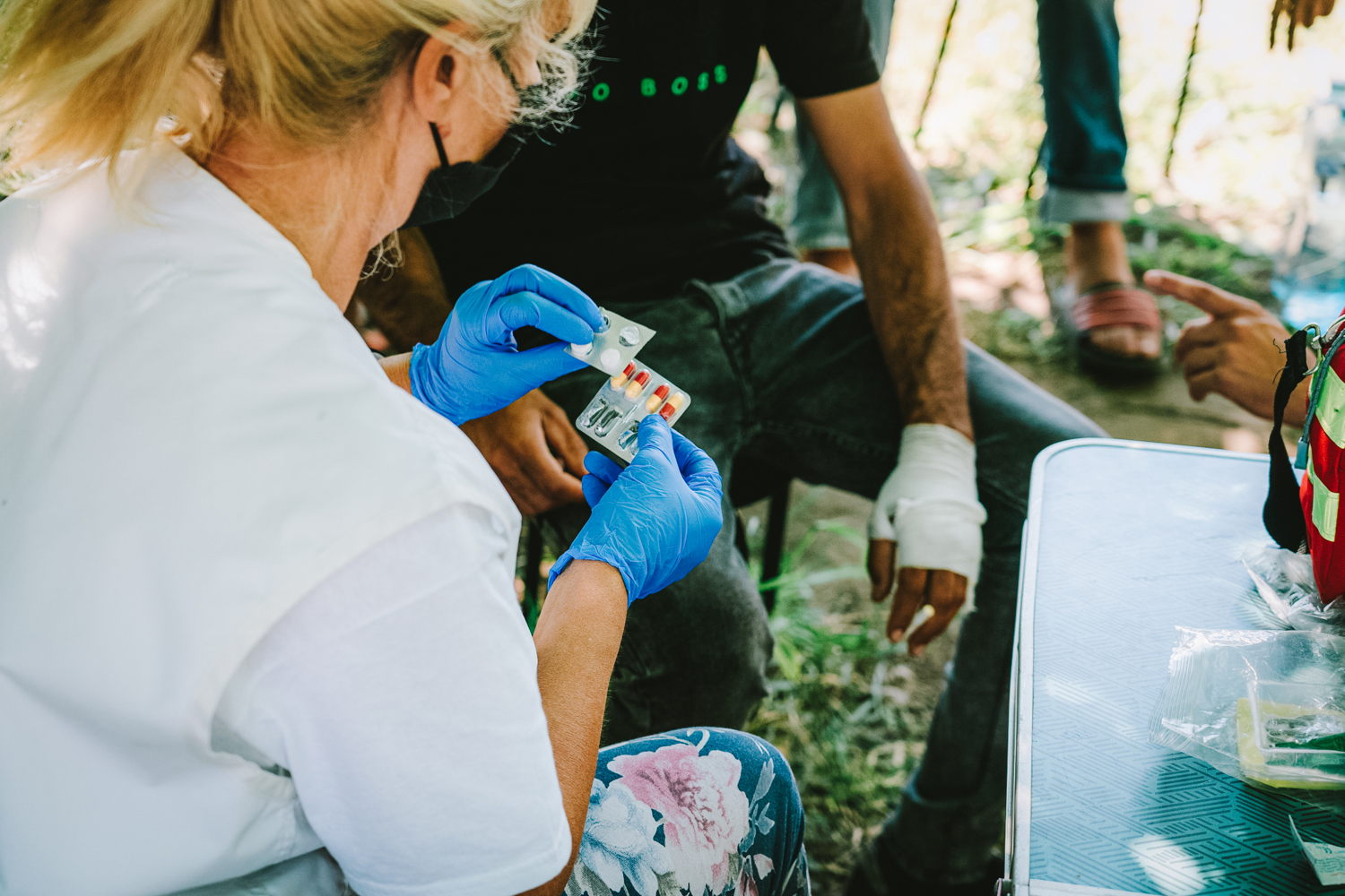 Title: Violent practices against migrants Copyright: MSF Countries: Serbia Date taken / Date Recorded: 13 July, 2022 Caption / Description: An MSF nurse prepares medication for a patient during a medical consultation at the MSF mobile clinic in Horgos 2 border crossing area in Serbia. In 2022 MSF is operational in informal settlements at the Serbian-Hungarian and Serbian-Romanian borders, with two mobile clinics providing primary health care, psycho-social support and health promotion activities, assessing and treating patients for physical injuries allegedly as a result of border violence. Page 2