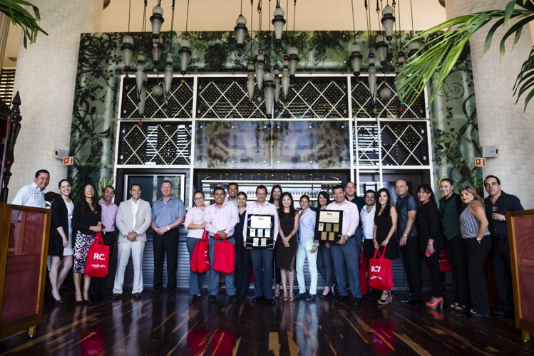 Equipo de operación hotelera de Vidanta Riviera Maya y área de ventas nacionales e internacionales recibiendo los reconocimientos de RCI