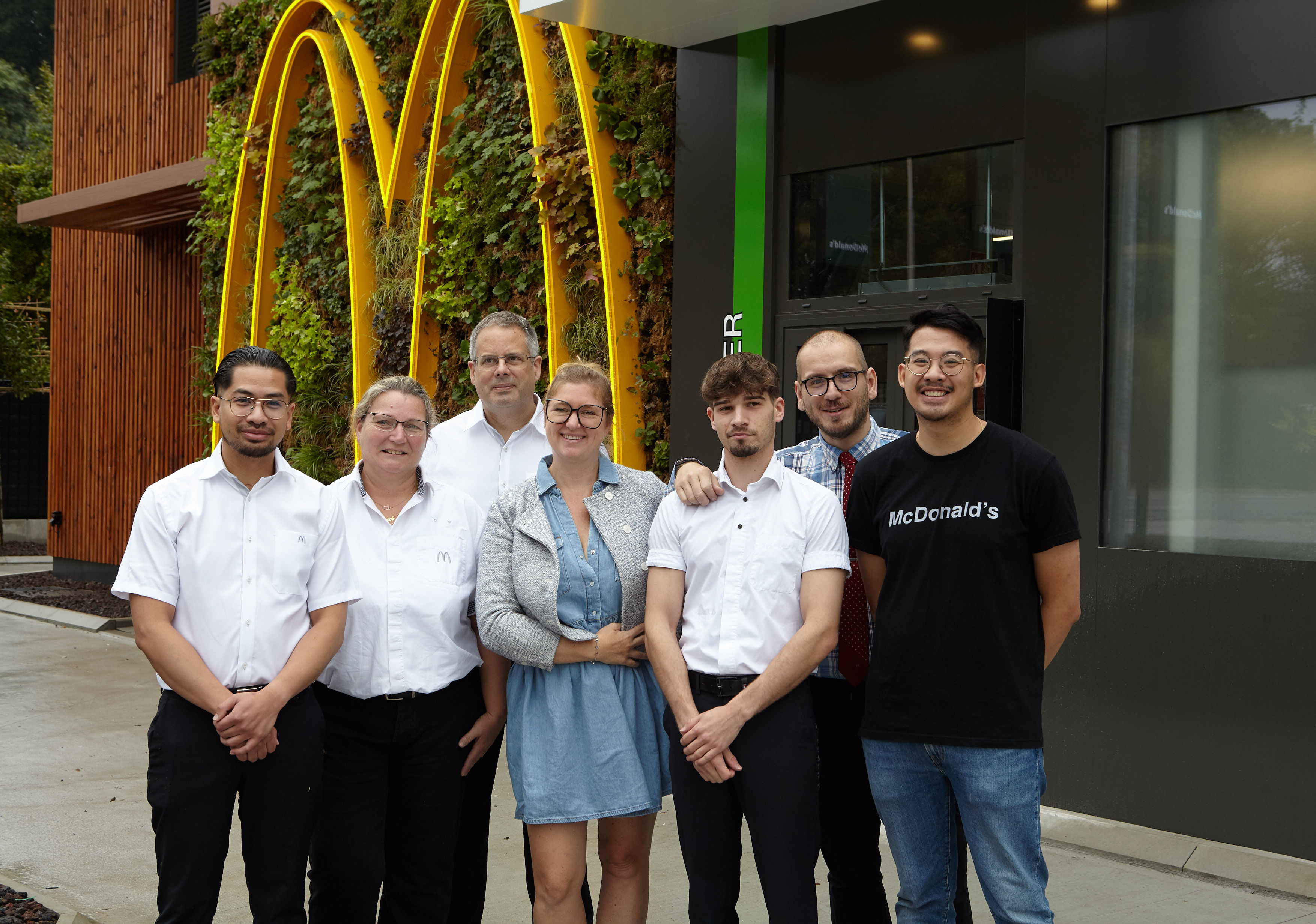 Valérie Bovy, franchisée du McDonald's de Jambes, accompagnée de son équipe