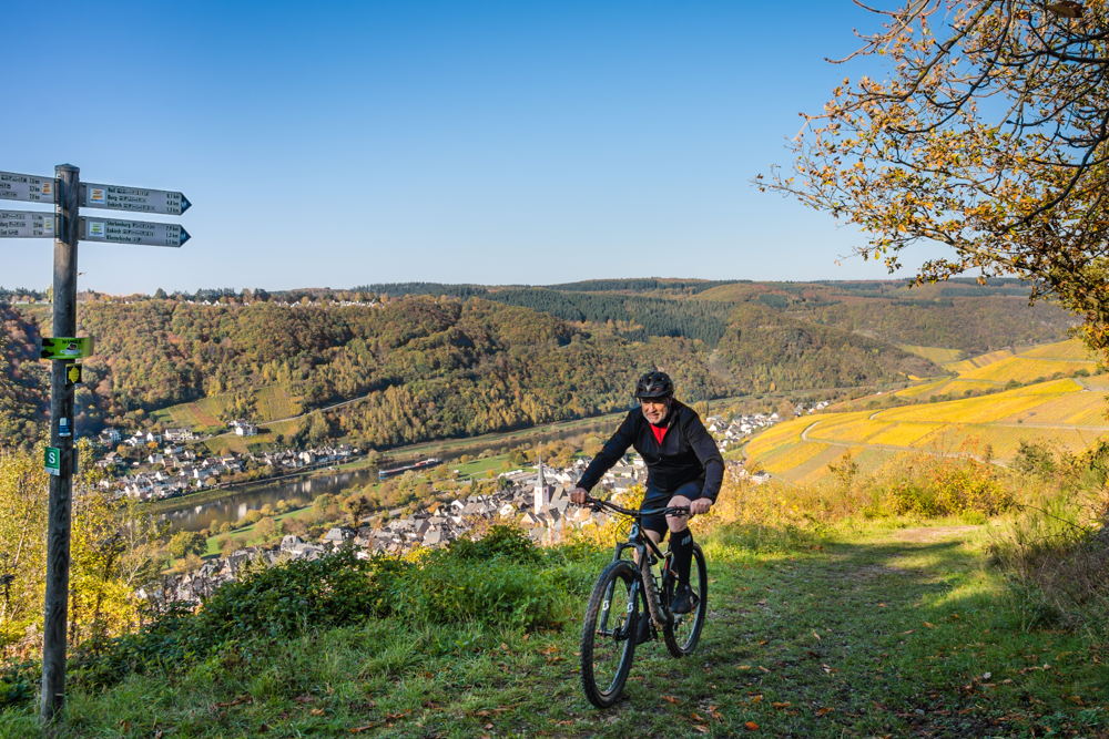 Mountainbiker Blick auf Enkirch Herbst c G.Weyrich