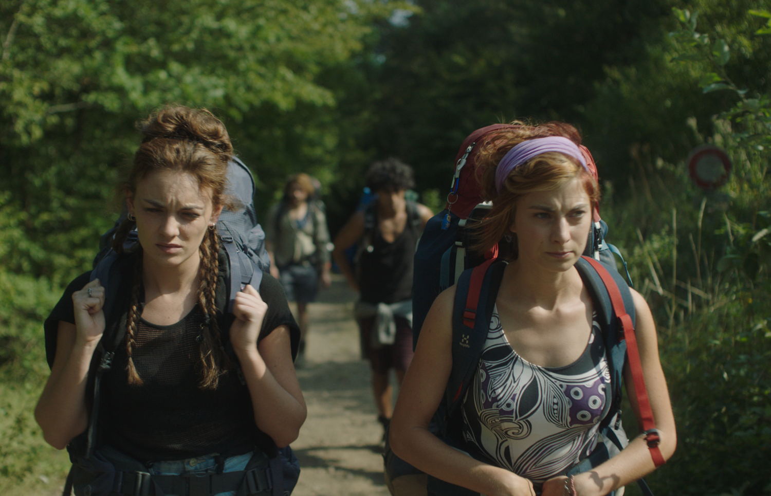 Zoë (Violet Braeckman), Ylena (Laurian Callebaut), Michiel (Boris Van Severen) en Asim (Saïd Boumazoughe)
