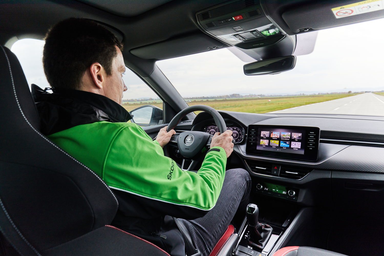 ŠKODA Motorsport works driver Jan Kopecký has valuable tips for
drivers on how to recognise treacherous road conditions in good
time and how to keep their vehicle safely under control even under
challenging conditions.