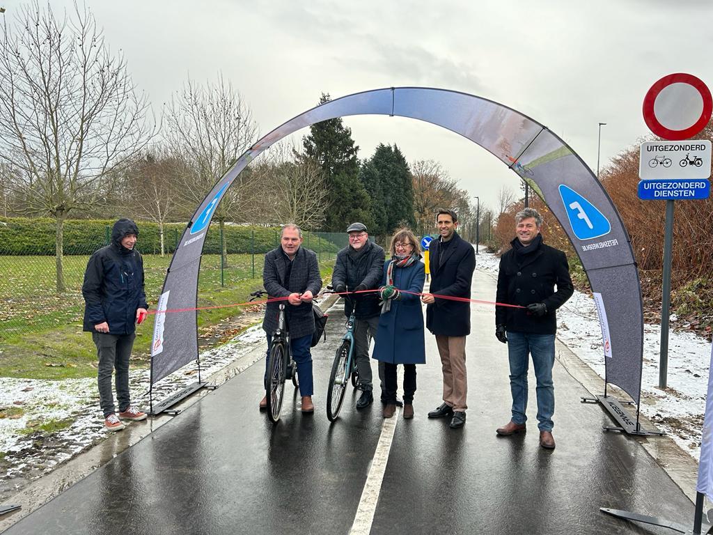 vlnr burgemeester Joeri De Maertelaere, gedeputeerde Kurt Moens, gedeputeerde Riet Gillis, schepen Lucas Van der Meersch, Sven Taeldeman (dienst Mobiliteit)