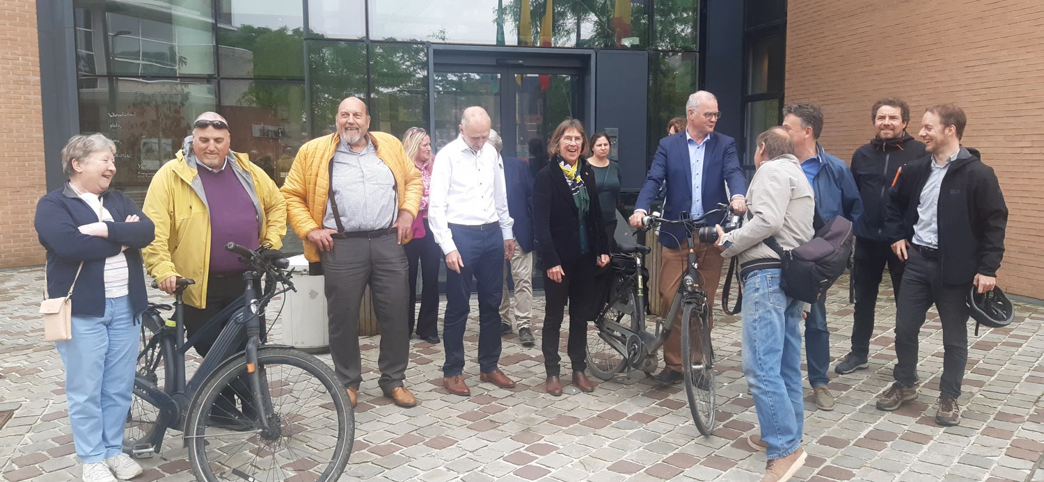 delegatie van Provincie Oost-Vlaanderen, lokaal bestuur Merelbeke en UGent (centraal schepen van Mobiliteit Luc Van Huffel, gedeputeerde Riet Gillis, burgemeester Filip Thienpont)