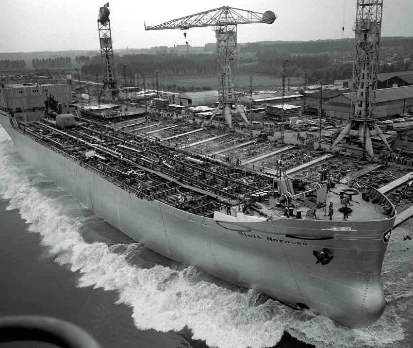 p. 121 - De spectaculaire dwarse tewaterlating van de chemische tanker Stolt Norness (bouwnummer 1451), 1970 (© Rijksarchief)