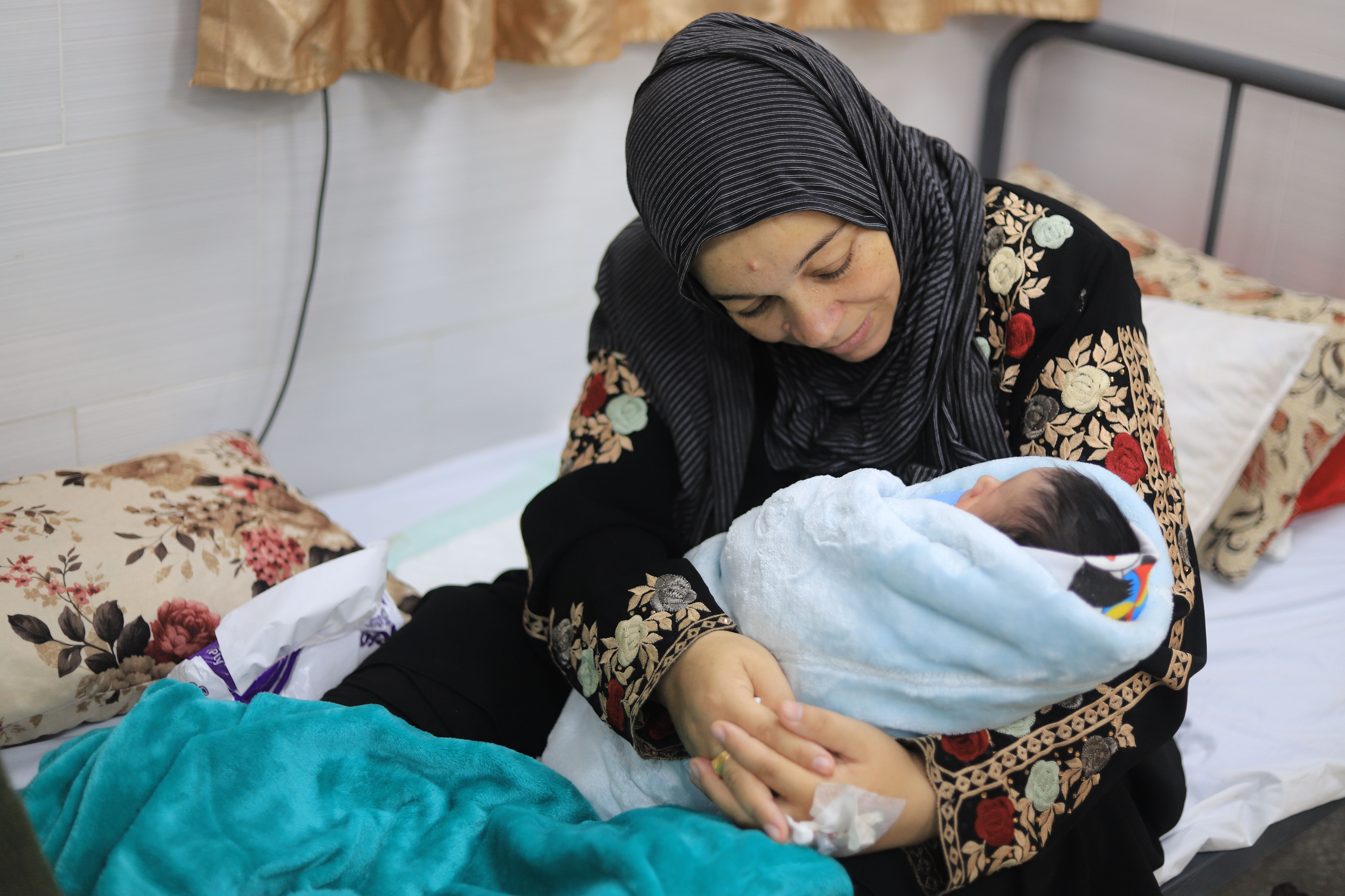 Mariam Asalia sostiene a su hijo recién nacido en el hospital materno Emirati de Rafah, la principal maternidad del sur de Gaza y centro de referencia en salud materna para más de 1,5 millones de desplazados. © Mariam Abu Dagga/MSF