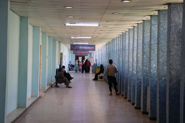 Les patients affluent régulièrement à l'hôpital national de Deir ez-Zor, où MSF apporte son soutien au service des urgences. 