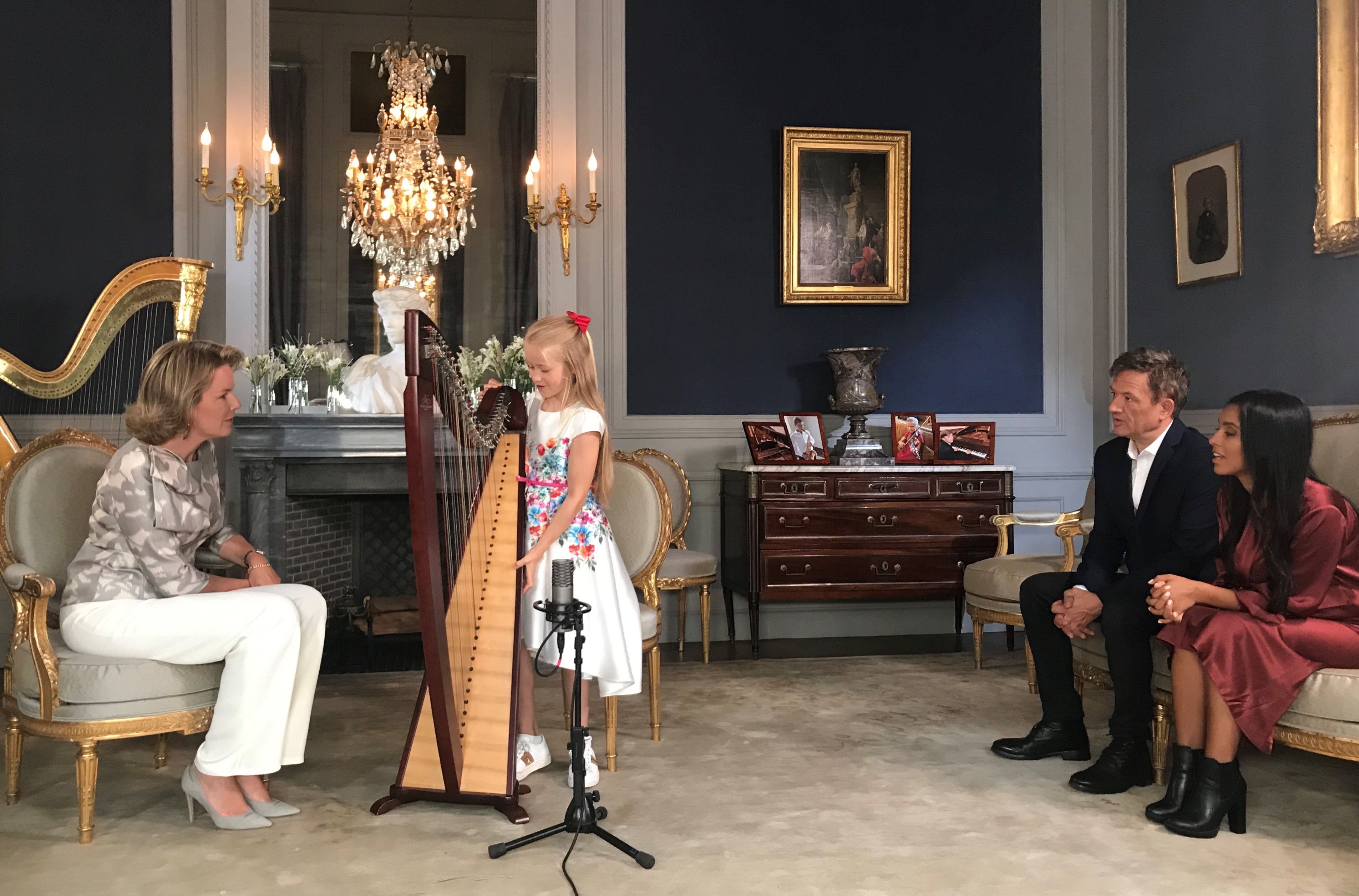 Hare Majesteit, Bart Peeters en Nora Gharib luisteren naar Stella en haar harp (c) VRT