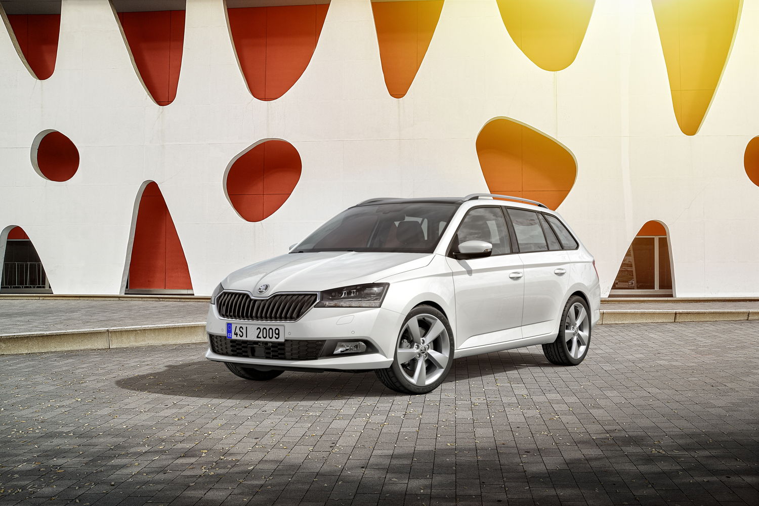 A restyled front end and the state-of-the-art LED headlights accentuate the sophisticated appearance of the ŠKODA FABIA Estate.