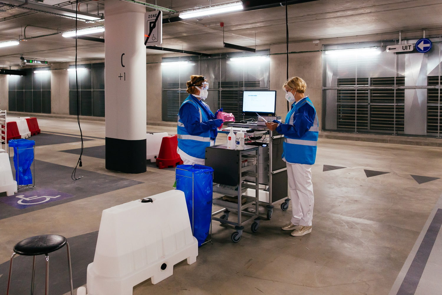 Screening corona vanuit de auto © UZ Leuven Wim Feyaerts