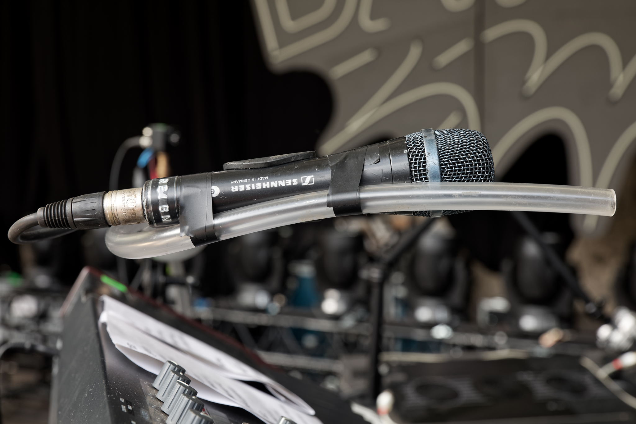 Keyboarder Torsten Reibold hatte an seinem Sennheiser-Gesangsmikrofon einen transparenten Schlauch befestigt, der mit einem Talkbox-Effekt verbunden war Keyboarder Torsten Reibold hatte an seinem Sennheiser-Gesangsmikrofon einen transparenten Schlauch befestigt, der mit einem Talkbox-Effekt verbunden war