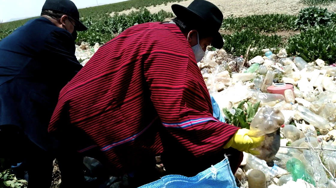 Plastiekvervuiling aan het Titicacameer: de lokale bevolking tijdens een opkuisactie (foto Afnan Agramont Akiyama 