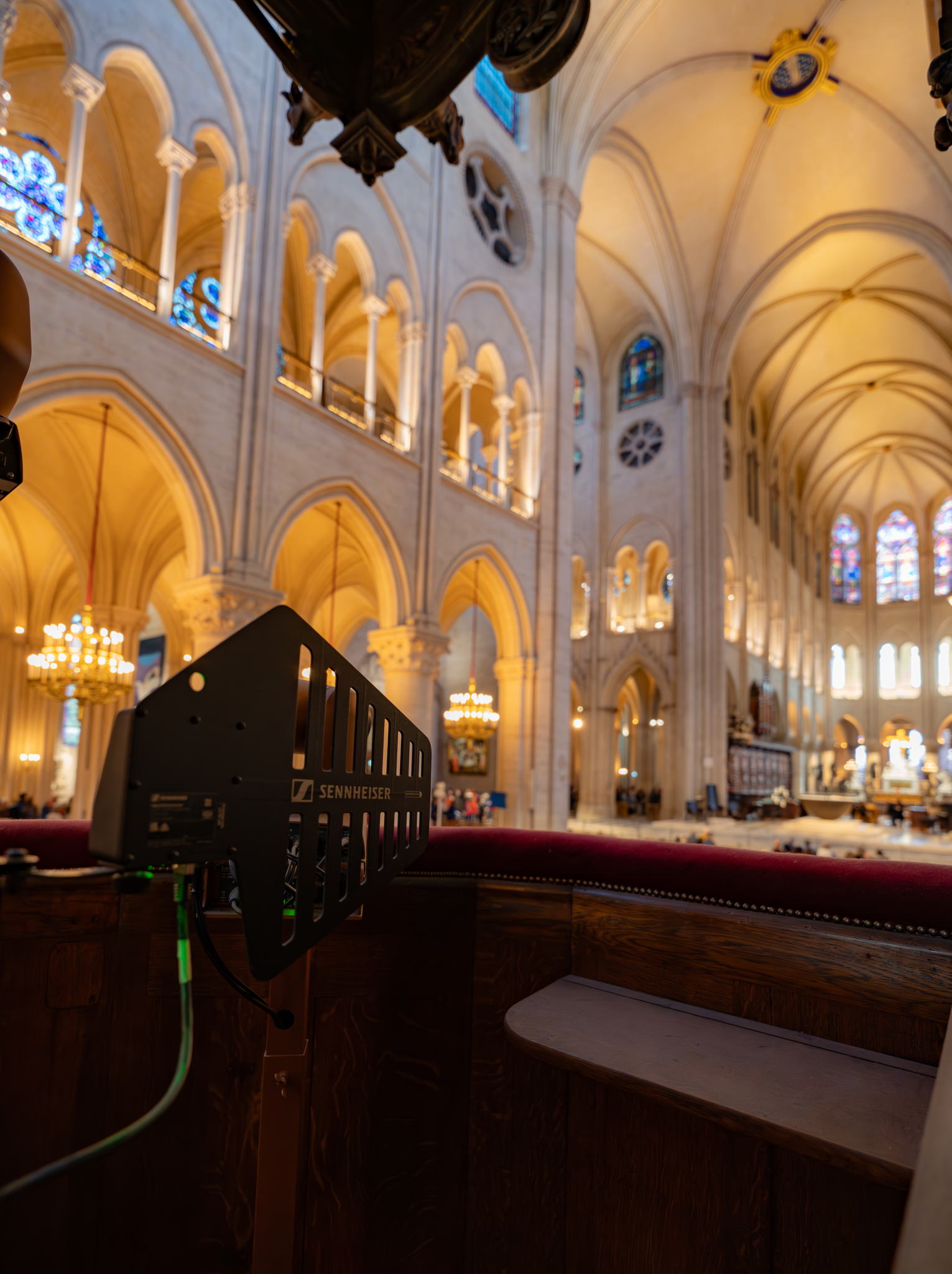 Im Unterschied zu herkömmlichen Funksystemen kommt Spectera ohne Diversity aus. Dadurch konnte der Antennenbedarf in Notre‑Dame halbiert werden (Bildnachweis: Olivier Allard) Im Unterschied zu herkömmlichen Funksystemen kommt Spectera ohne Diversity aus. Dadurch konnte der Antennenbedarf in Notre‑Dame halbiert werden (Bildnachweis: Olivier Allard)