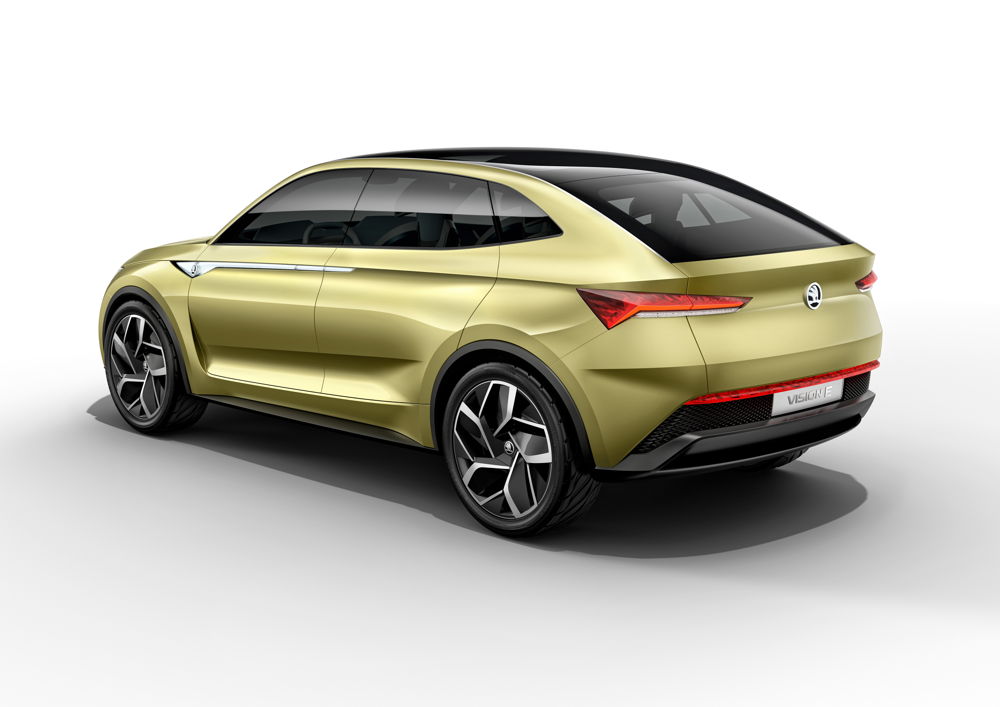With a length of 4,688 mm, a width of 1,924 mm and a height of 1.591 mm, the ŠKODA VISION E exudes great presence.