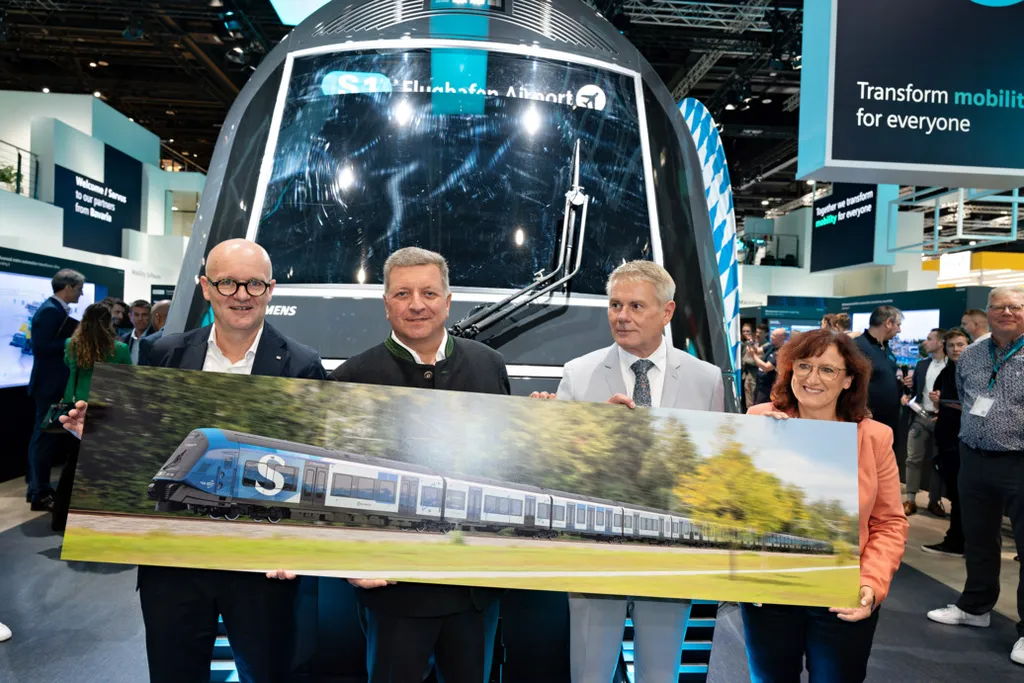 Heiko Büttner, Managing Director van S-Bahn München, Christian Bernreiter, Beierse minister van Transport, Karl Blaim, CFO en Managing Director van Siemens Mobility, Bärbel Fuchs, Managing Director van Bayrische Eisenbahngesellschaft