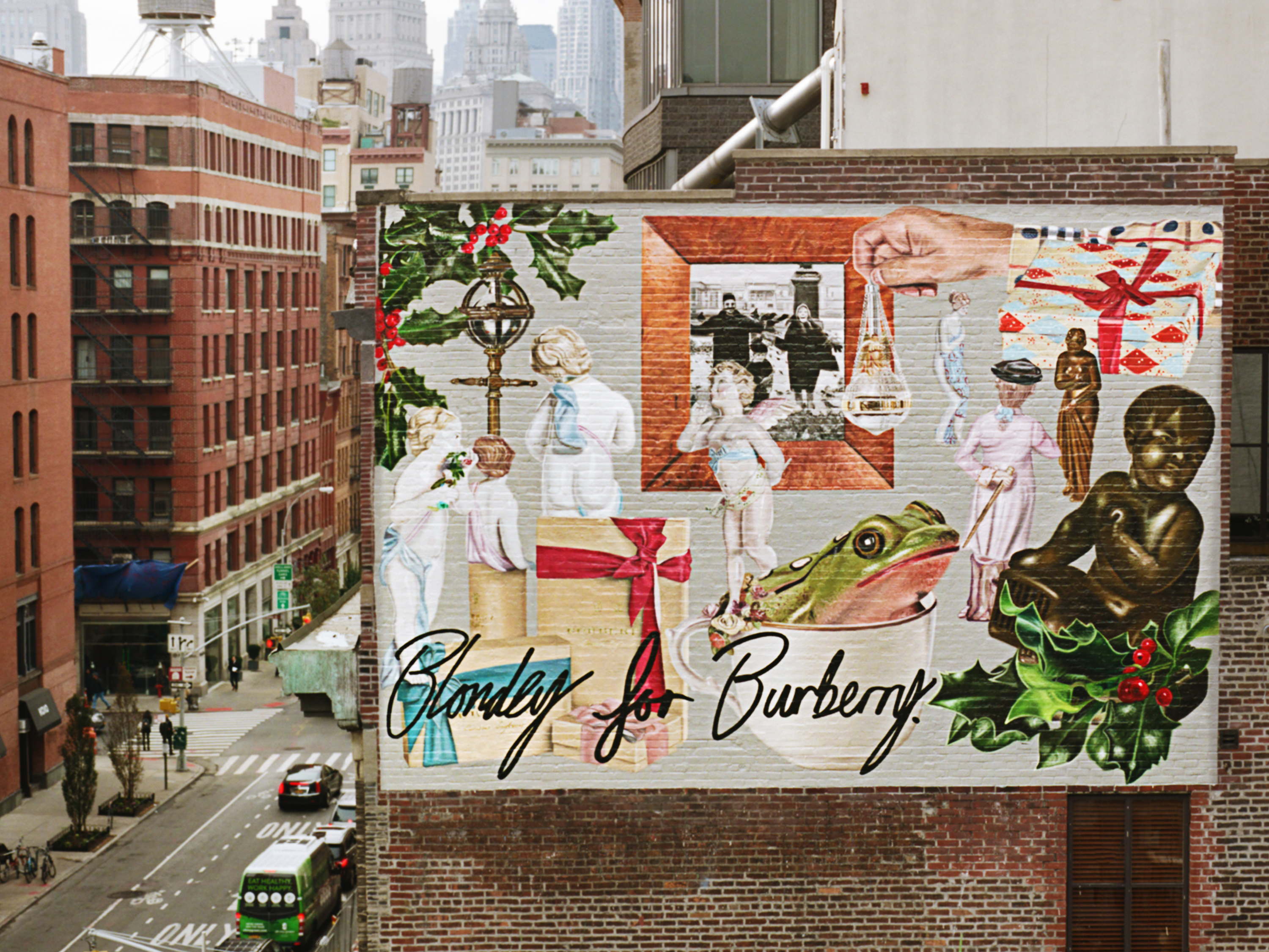 BLONDEY McCOY DEVELA TRES MURALES DE BURBERRY EN MANHATTAN