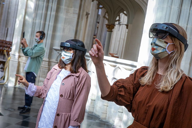 Bezoekers ontdekken de kunstwerken van de Leuvense Sint-Pieterskerk met de HoloLens 2. Foto: Dirk Leemans