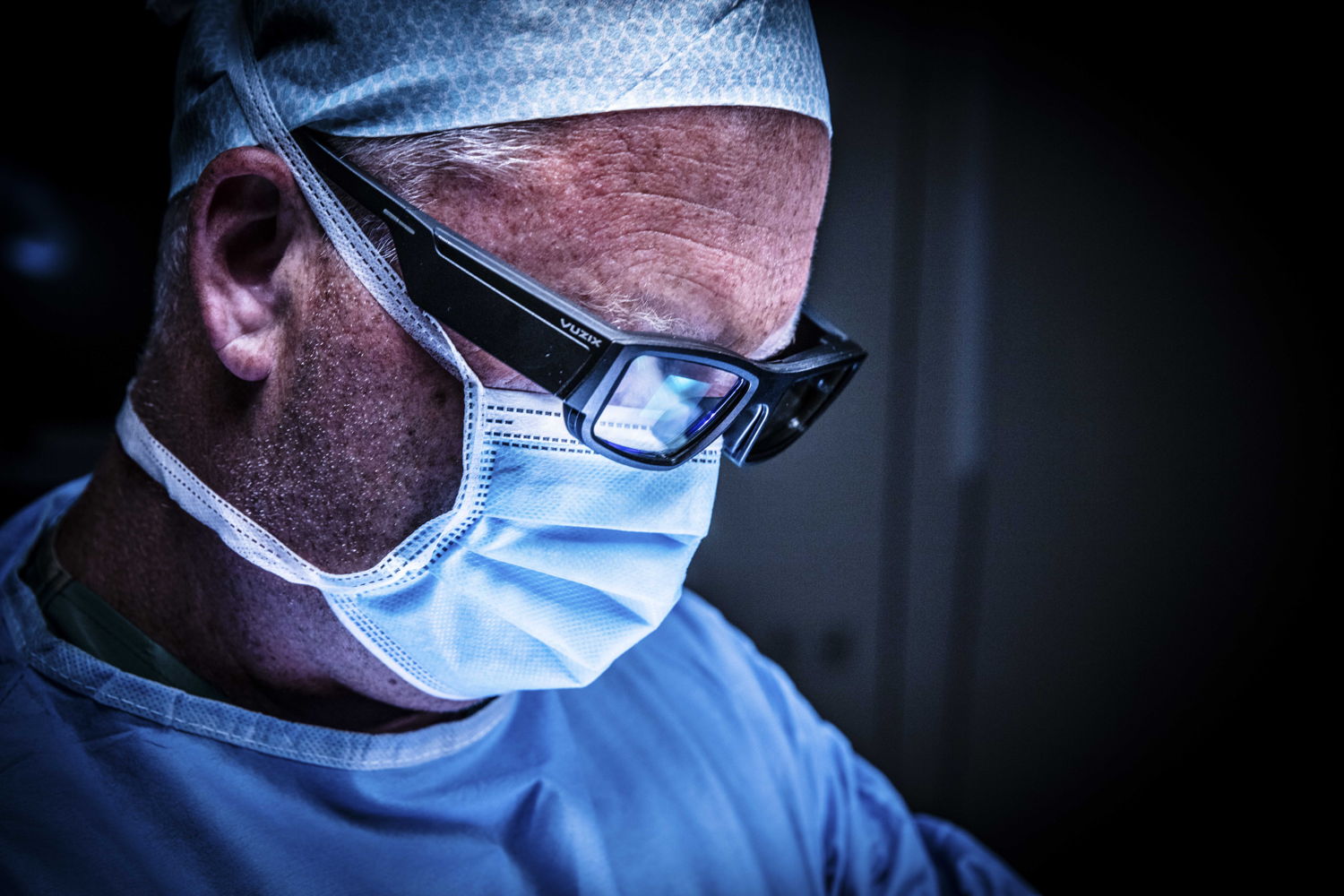 De augmented-reality-bril van NextAR toont de chirurg tijdens de ingreep extra informatie in real time en 3D over de knie en weke delen. (Credit:  Ziekenhuis Netwerk Antwerpen / Dirk Kestens)
